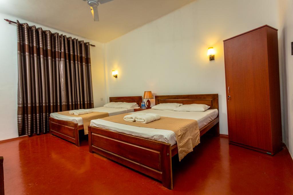 Dayanithi Guest House Jaffna Bagian luar foto